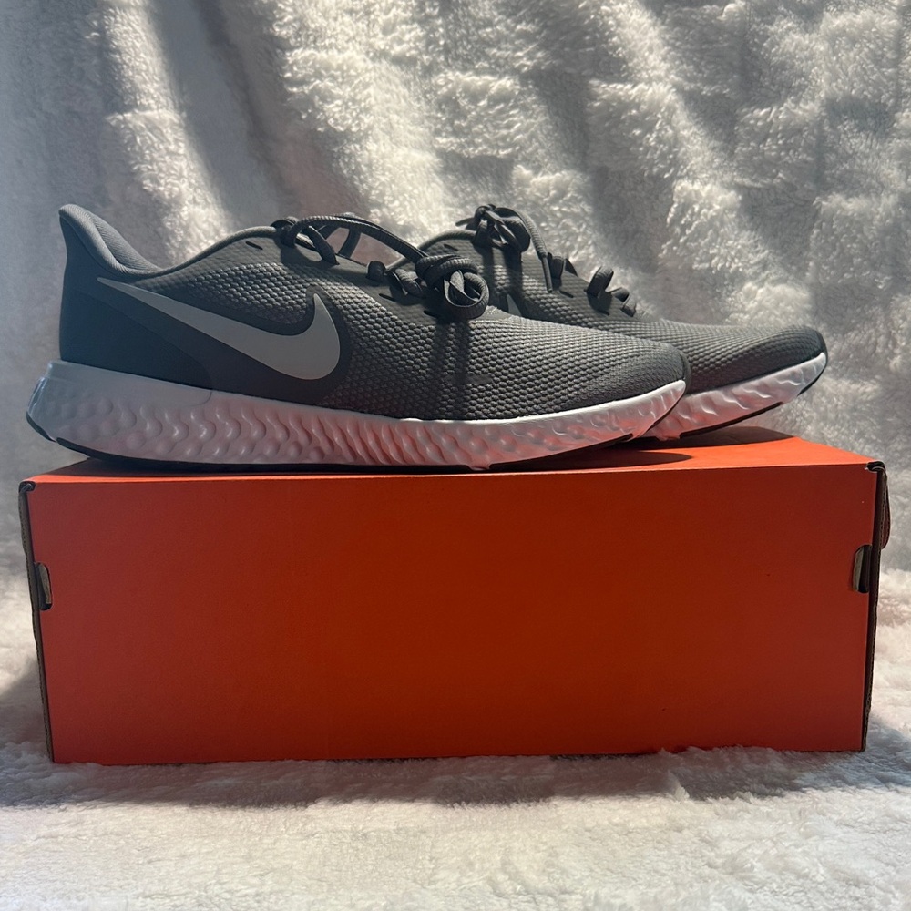 Nike Men's Gray and White Athletic Shoes
